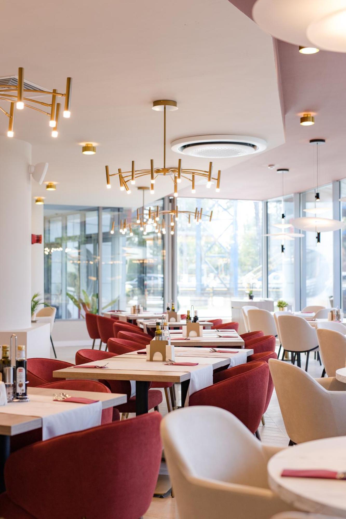 Ramada By Wyndham Bucharest Otopeni Airport Exterior photo