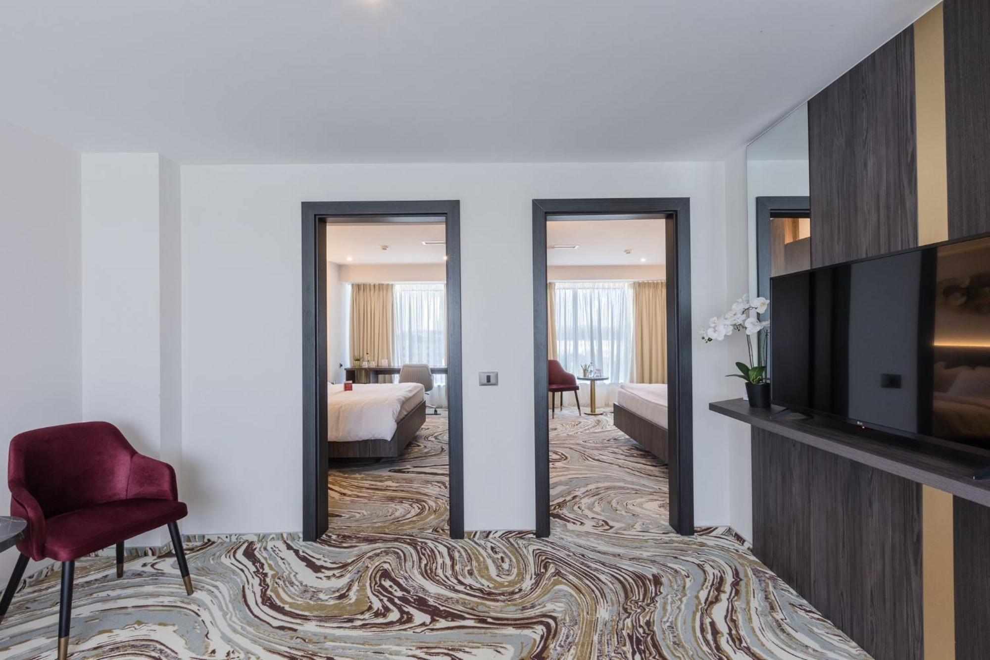 Ramada By Wyndham Bucharest Otopeni Airport Exterior photo
