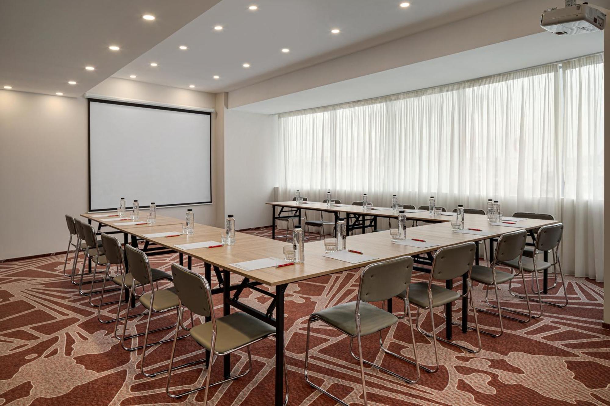 Ramada By Wyndham Bucharest Otopeni Airport Exterior photo