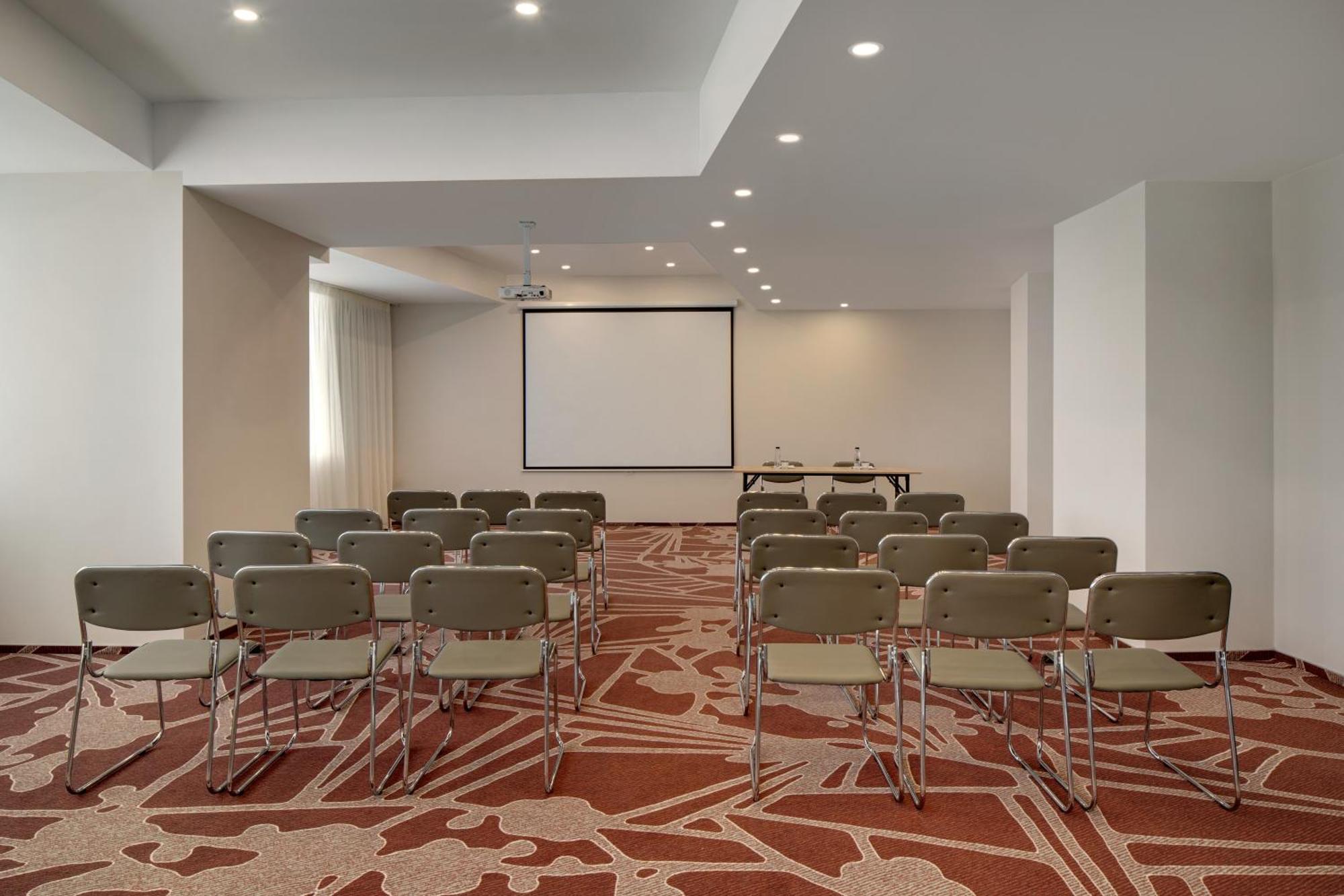 Ramada By Wyndham Bucharest Otopeni Airport Exterior photo