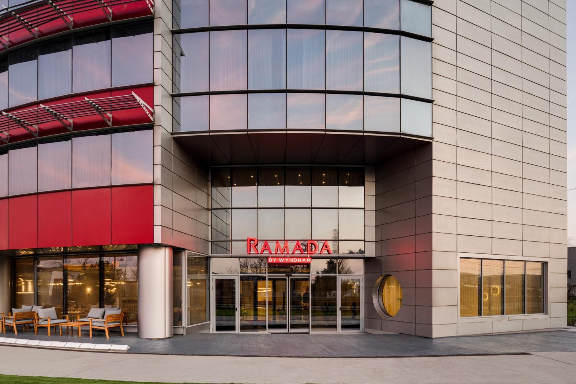 Ramada By Wyndham Bucharest Otopeni Airport Exterior photo