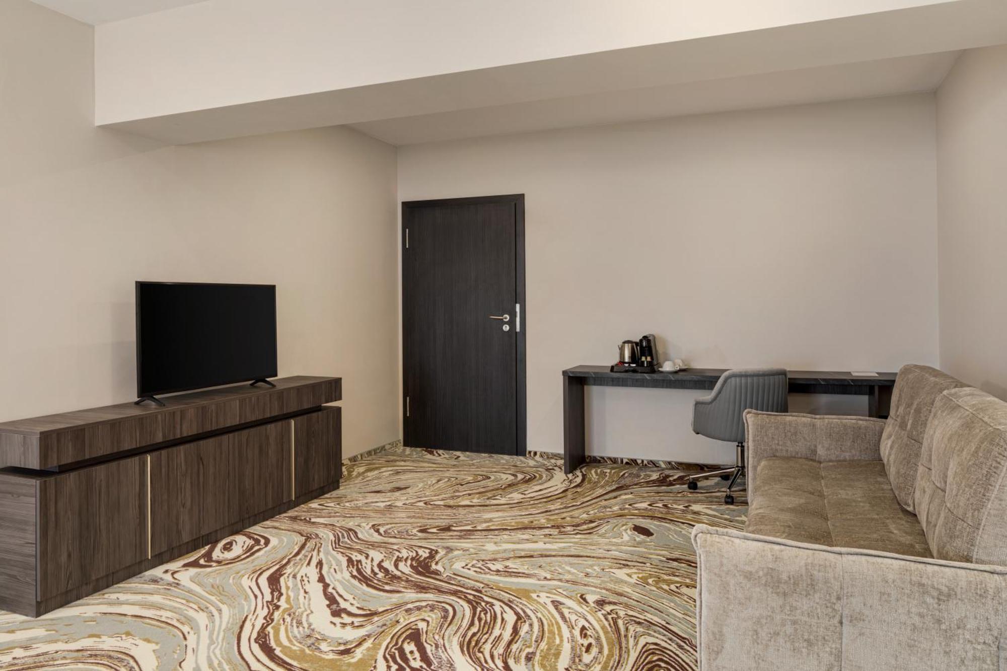 Ramada By Wyndham Bucharest Otopeni Airport Exterior photo